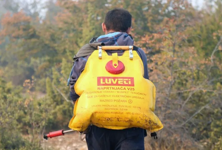 POŽAR KOD BENKOVCA: Gori &scaron;umski teren u selu Bulić u sastavu grada Benkovca