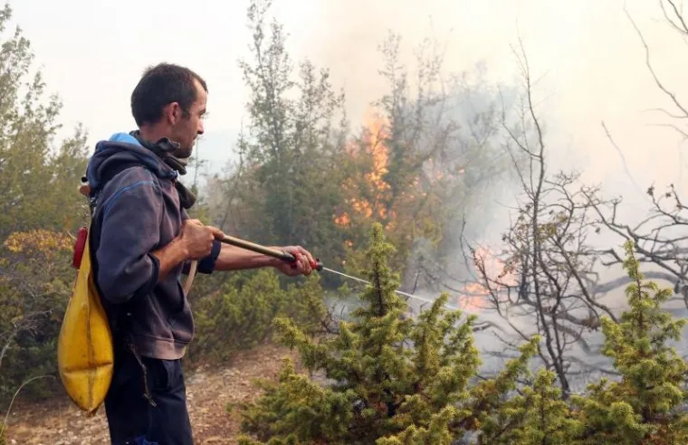 POŽAR KOD BENKOVCA: Gori &scaron;umski teren u selu Bulić u sastavu grada Benkovca
