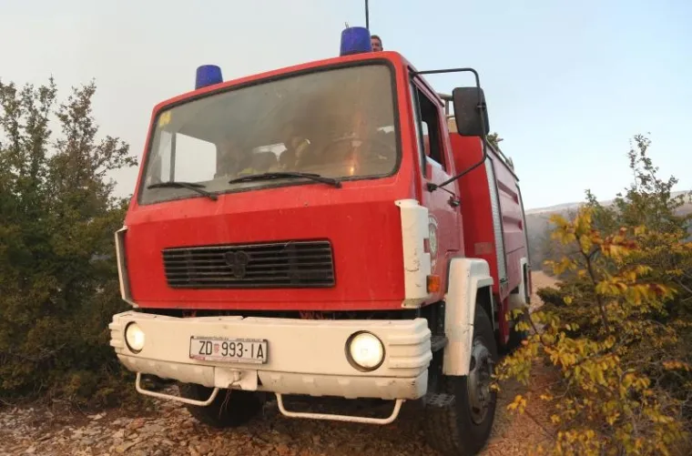 POŽAR KOD BENKOVCA: Gori &scaron;umski teren u selu Bulić u sastavu grada Benkovca