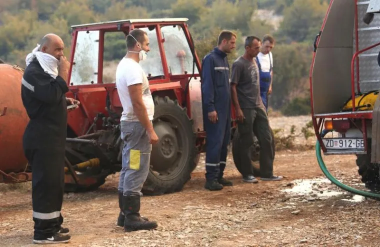 POŽAR KOD BENKOVCA: Gori &scaron;umski teren u selu Bulić u sastavu grada Benkovca