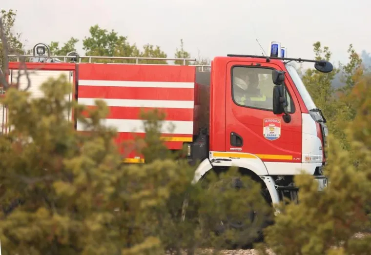 POŽAR KOD BENKOVCA: Gori &scaron;umski teren u selu Bulić u sastavu grada Benkovca