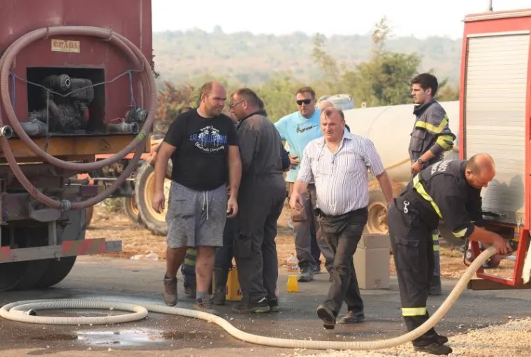 POŽAR KOD BENKOVCA: Gori &scaron;umski teren u selu Bulić u sastavu grada Benkovca