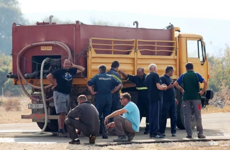 POŽAR KOD BENKOVCA: Gori &scaron;umski teren u selu Bulić u sastavu grada Benkovca