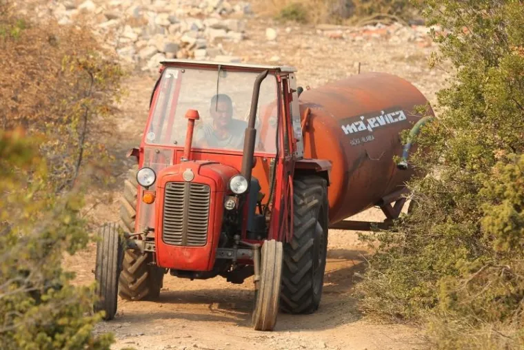 POŽAR KOD BENKOVCA: Gori &scaron;umski teren u selu Bulić u sastavu grada Benkovca