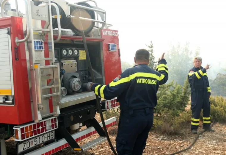 POŽAR KOD BENKOVCA: Gori &scaron;umski teren u selu Bulić u sastavu grada Benkovca