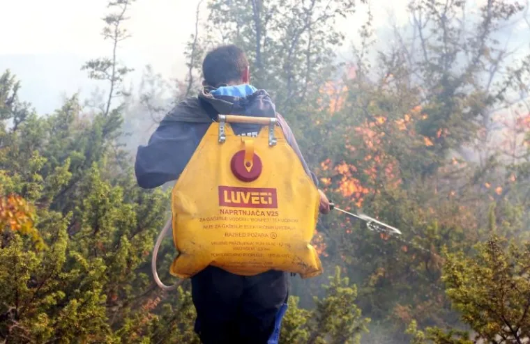 POŽAR KOD BENKOVCA: Gori &scaron;umski teren u selu Bulić u sastavu grada Benkovca