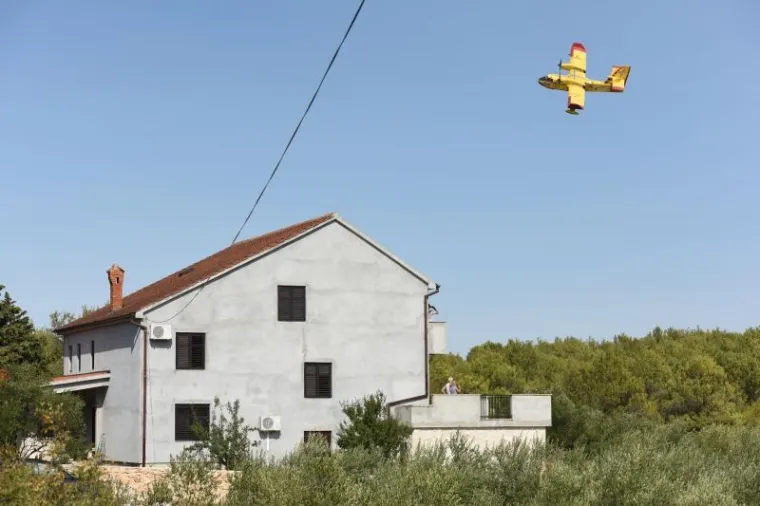 POŽAR KOD ZADRA: Kanaderi i air tractori pomažu u gašenju požara borove šume u blizini kuća u Diklu