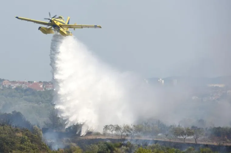 POŽAR KOD ZADRA: Kanaderi i air tractori pomažu u gašenju požara borove šume u blizini kuća u Diklu