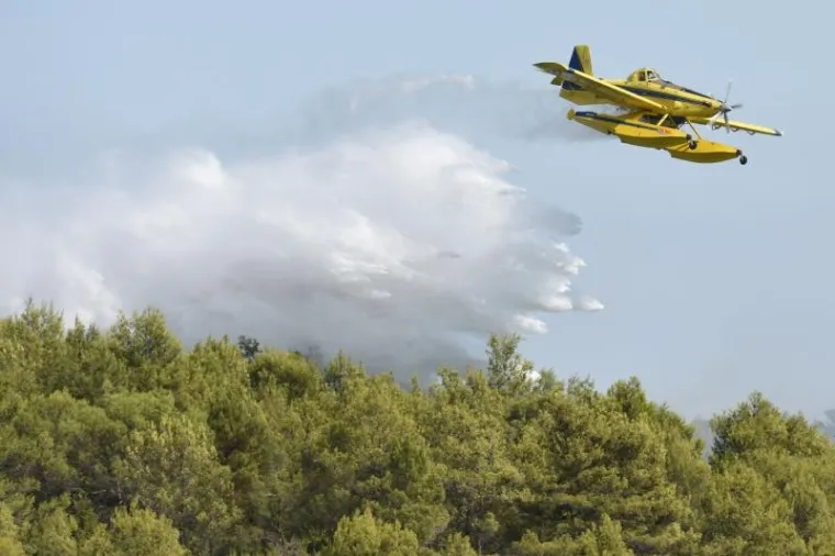 POŽAR KOD ZADRA: Kanaderi i air tractori pomažu u gašenju požara borove šume u blizini kuća u Diklu