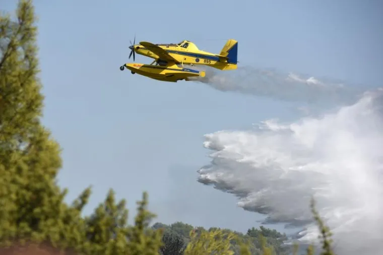 POŽAR KOD ZADRA: Kanaderi i air tractori pomažu u gašenju požara borove šume u blizini kuća u Diklu