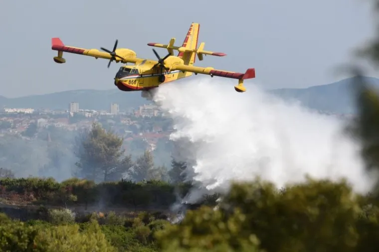 POŽAR KOD ZADRA: Kanaderi i air tractori pomažu u gašenju požara borove šume u blizini kuća u Diklu