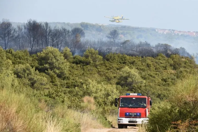 POŽAR KOD ZADRA: Kanaderi i air tractori pomažu u gašenju požara borove šume u blizini kuća u Diklu