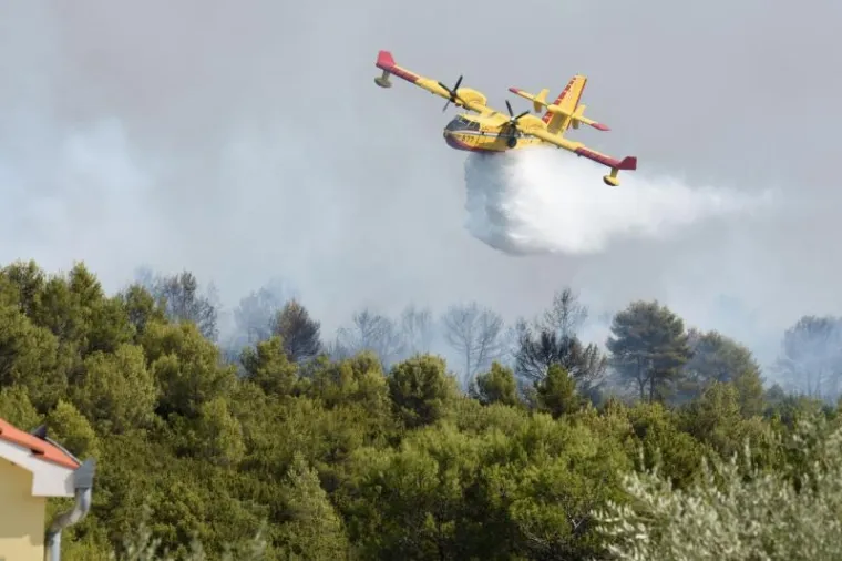 POŽAR KOD ZADRA: Kanaderi i air tractori pomažu u gašenju požara borove šume u blizini kuća u Diklu