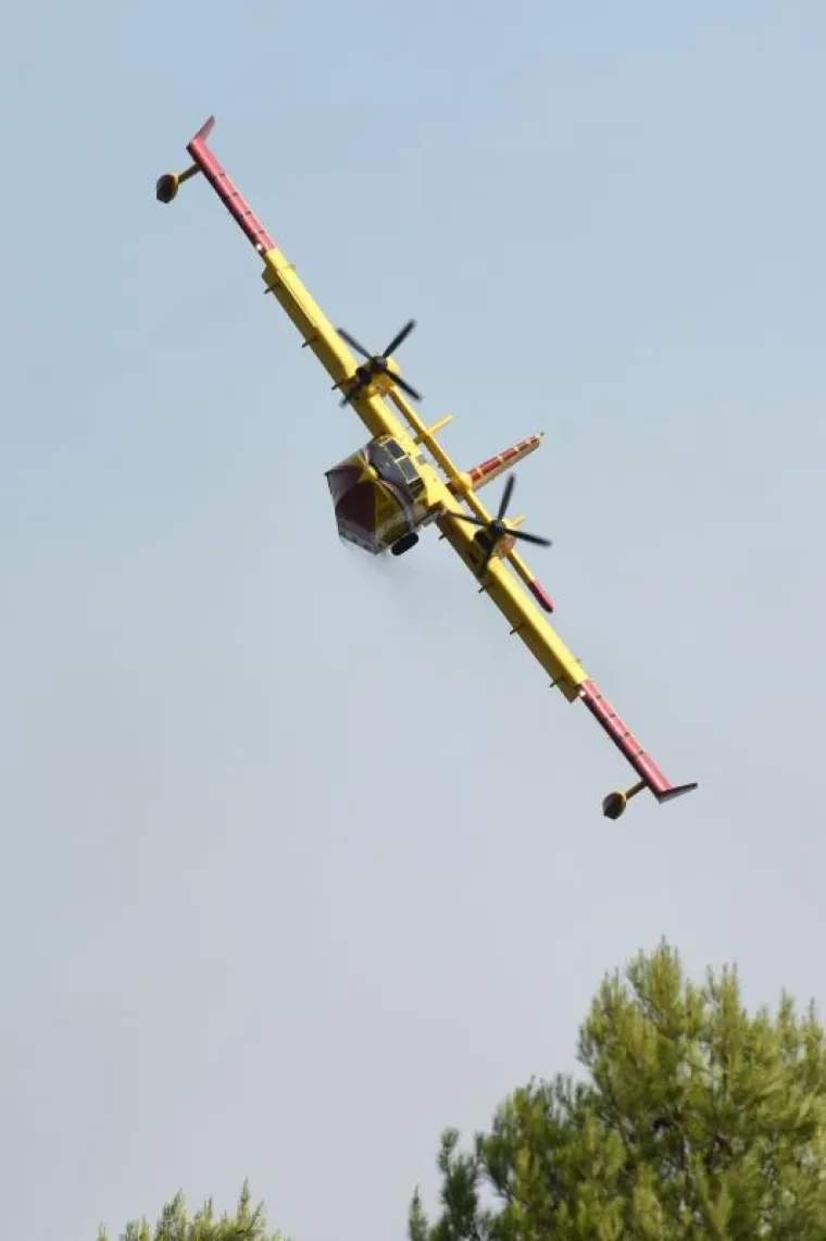 POŽAR KOD ZADRA: Kanaderi i air tractori pomažu u ga&scaron;enju požara borove &scaron;ume u blizini kuća u Diklu