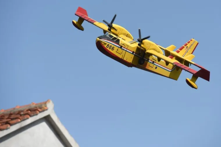 POŽAR KOD ZADRA: Kanaderi i air tractori pomažu u ga&scaron;enju požara borove &scaron;ume u blizini kuća u Diklu