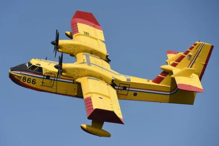 POŽAR KOD ZADRA: Kanaderi i air tractori pomažu u ga&scaron;enju požara borove &scaron;ume u blizini kuća u Diklu