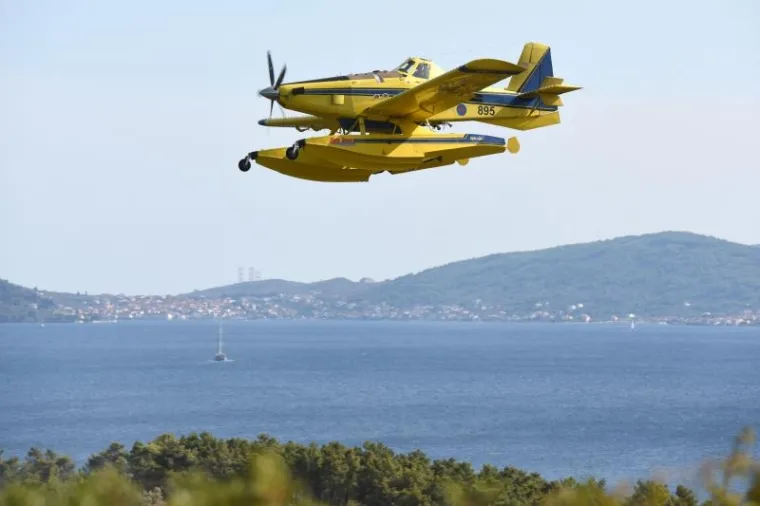 POŽAR KOD ZADRA: Kanaderi i air tractori pomažu u ga&scaron;enju požara borove &scaron;ume u blizini kuća u Diklu
