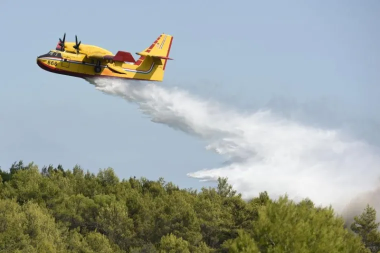 POŽAR KOD ZADRA: Kanaderi i air tractori pomažu u ga&scaron;enju požara borove &scaron;ume u blizini kuća u Diklu