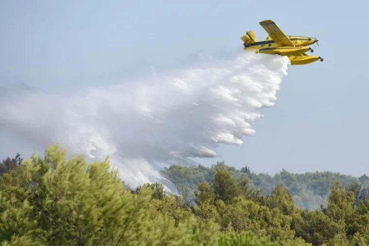 POŽAR KOD ZADRA: Kanaderi i air tractori pomažu u ga&scaron;enju požara borove &scaron;ume u blizini kuća u Diklu