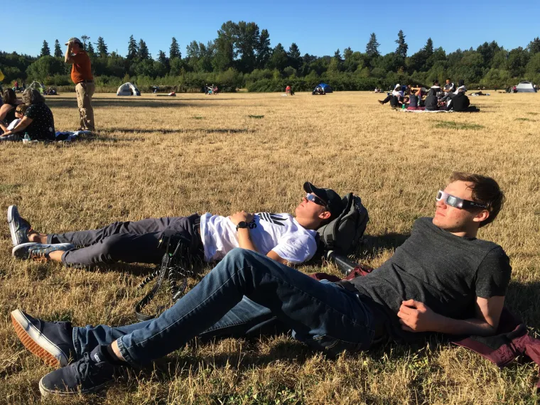 Zbog nebeskog spektakla oči Amerikanaca uprte u Sunce: pogledajte najveću pomrčinu u posljednjih 99 godina