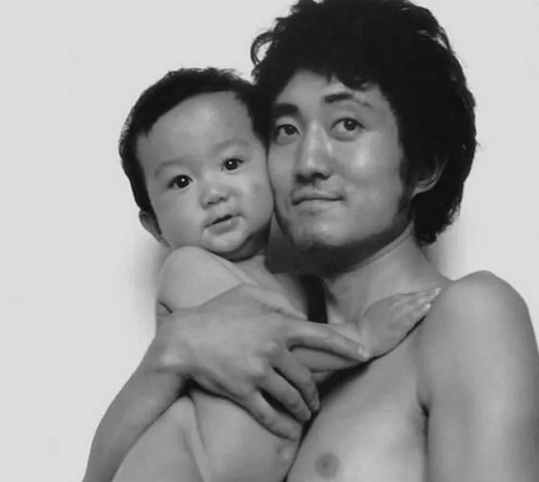 Prekrasan obiteljski album: tata se slikao sa sinom svake godine skoro tri desetljeća