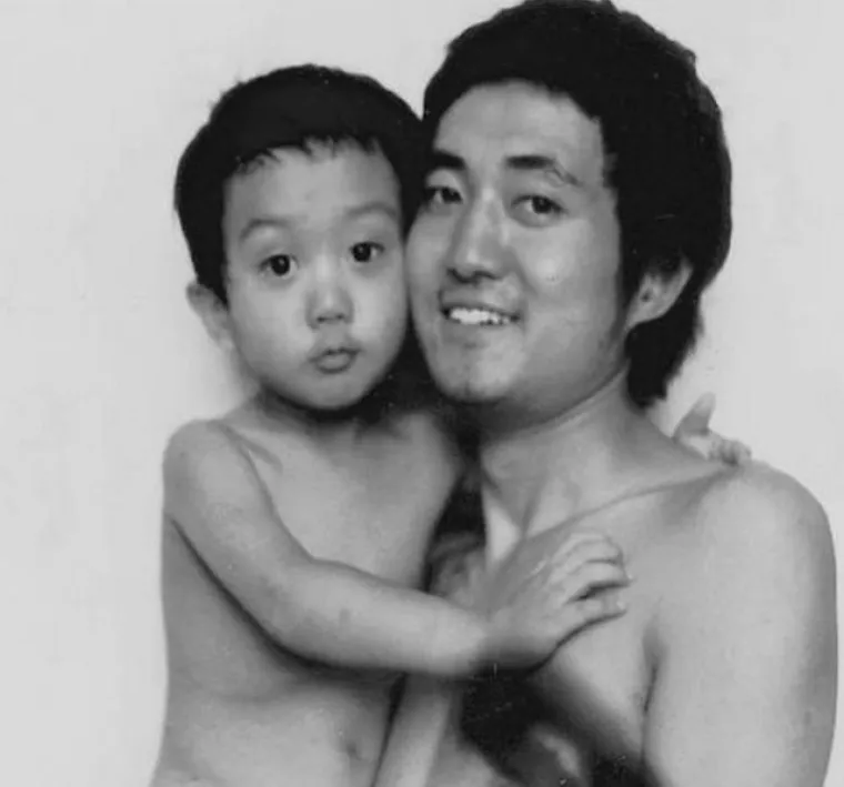 Prekrasan obiteljski album: tata se slikao sa sinom svake godine skoro tri desetljeća