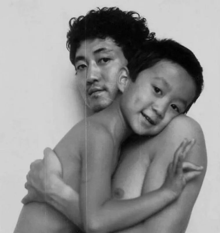 Prekrasan obiteljski album: tata se slikao sa sinom svake godine skoro tri desetljeća