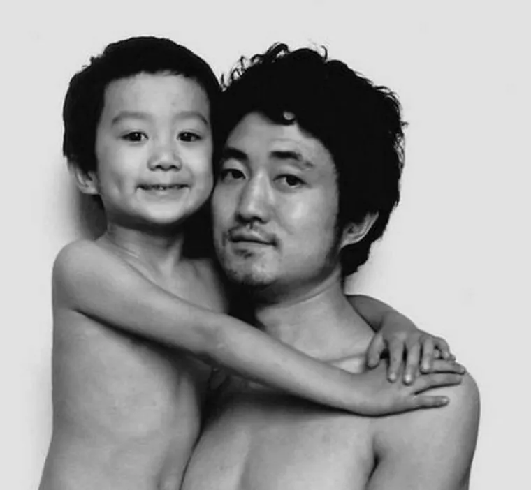 Prekrasan obiteljski album: tata se slikao sa sinom svake godine skoro tri desetljeća