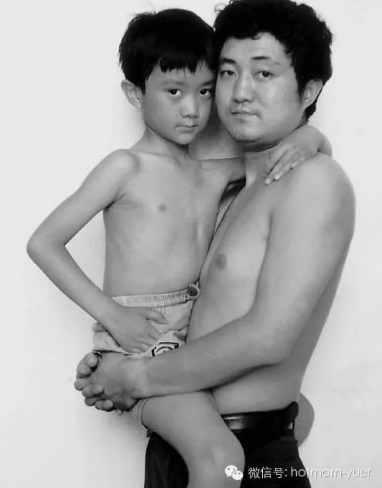 Prekrasan obiteljski album: tata se slikao sa sinom svake godine skoro tri desetljeća