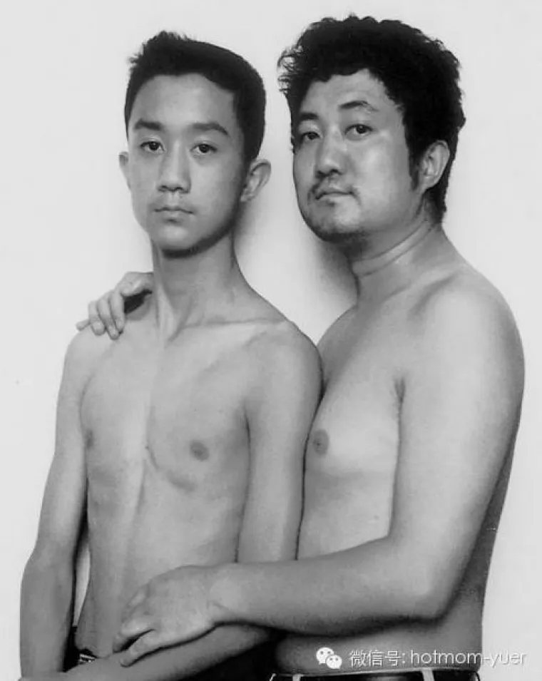 Prekrasan obiteljski album: tata se slikao sa sinom svake godine skoro tri desetljeća