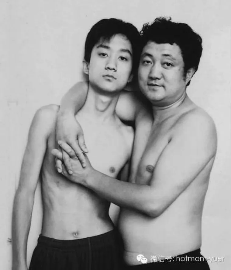 Prekrasan obiteljski album: tata se slikao sa sinom svake godine skoro tri desetljeća