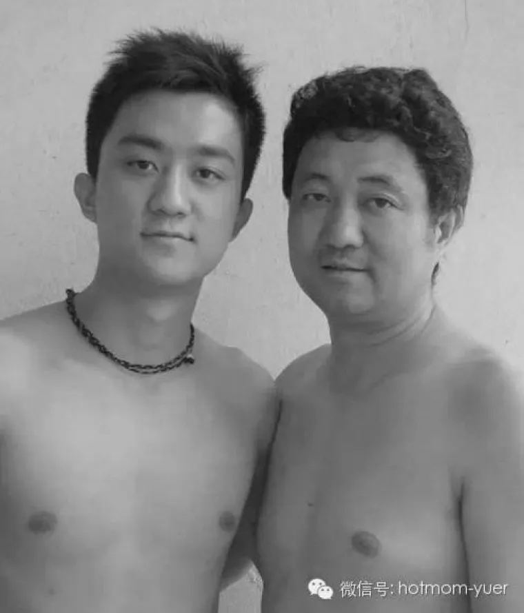 Prekrasan obiteljski album: tata se slikao sa sinom svake godine skoro tri desetljeća