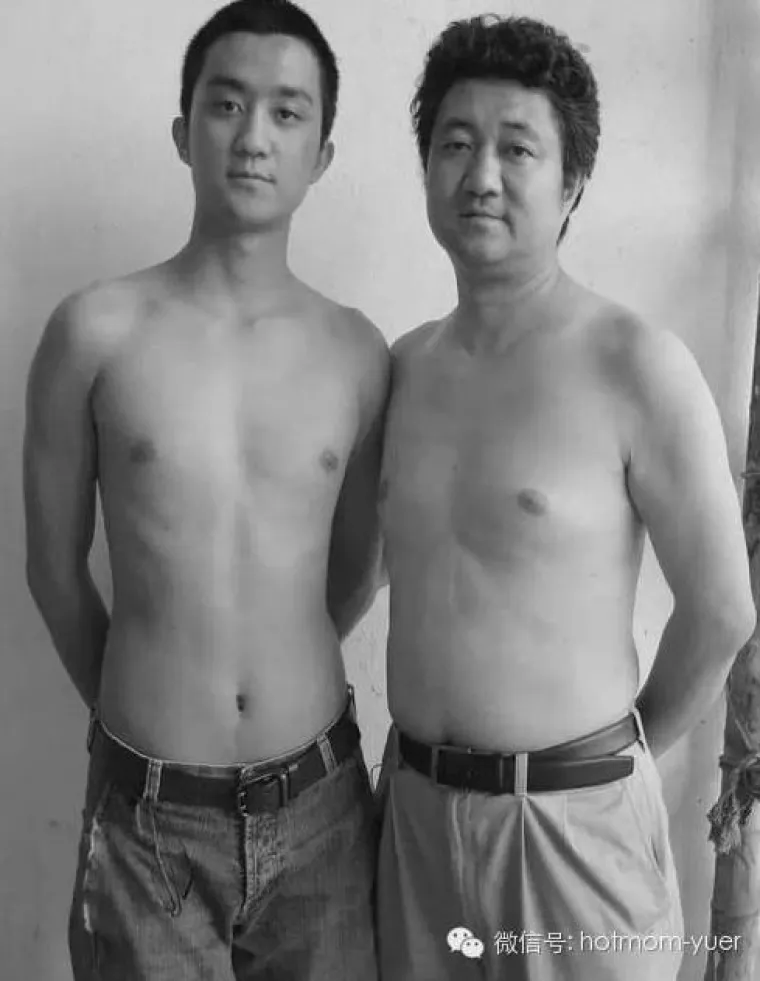 Prekrasan obiteljski album: tata se slikao sa sinom svake godine skoro tri desetljeća