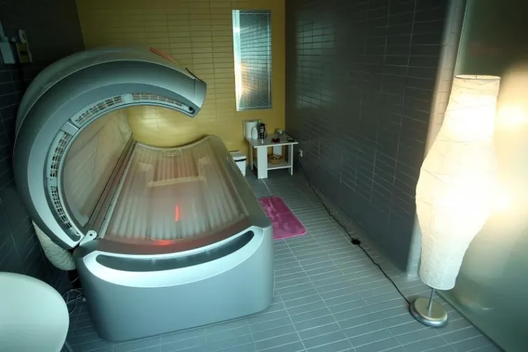 Korisnicima su također na raspolaganju i solarij, grijane keramičke klupe s kadicama za noge, wellnes vrt te soba za opu&scaron;tanje s ponudom svježeg voća i napitaka za detoksikaciju.