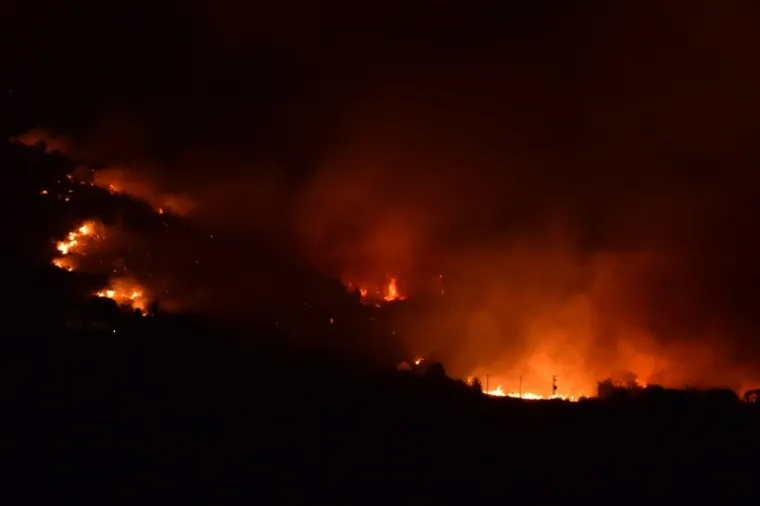 CIJELU NOĆ TRAJALA JE BORBA ZA DRNIŠ: Vatrogasci, vojska i građani na terenu, stanovništvo evakuirano
