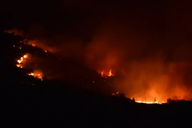 CIJELU NOĆ TRAJALA JE BORBA ZA DRNIŠ: Vatrogasci, vojska i građani na terenu, stanovništvo evakuirano
