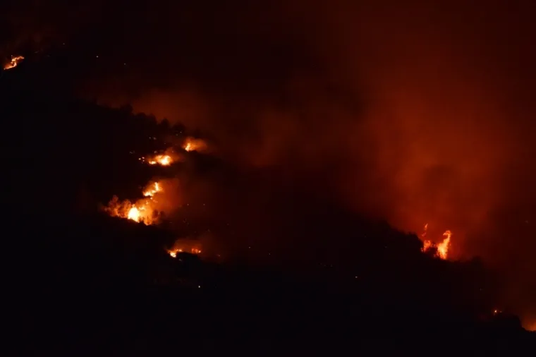 CIJELU NOĆ TRAJALA JE BORBA ZA DRNIŠ: Vatrogasci, vojska i građani na terenu, stanovništvo evakuirano