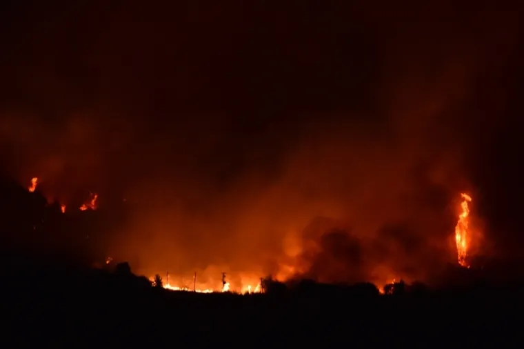 CIJELU NOĆ TRAJALA JE BORBA ZA DRNIŠ: Vatrogasci, vojska i građani na terenu, stanovništvo evakuirano