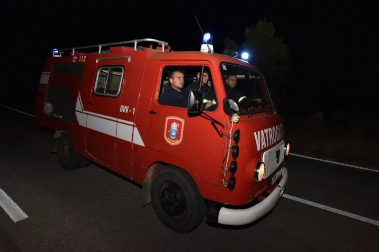 CIJELU NOĆ TRAJALA JE BORBA ZA DRNI&Scaron;: Vatrogasci, vojska i građani na terenu, stanovni&scaron;tvo evakuirano