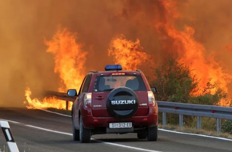 Na cesti između Bribirskih Mostina i mjesta Đevrske vatra je preskočila cestu na brdu Planičnik. Vatrogasci se bore s vatrom.
Photo: Dusko Jaramaz/PIXSELL