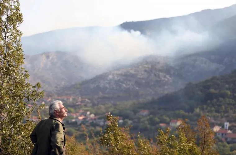 BORBA HRABRIH VATROGASACA: Nakon naporne noći odmaraju se i pripremaju za još jedan dan gašenja požara u Dalmaciji