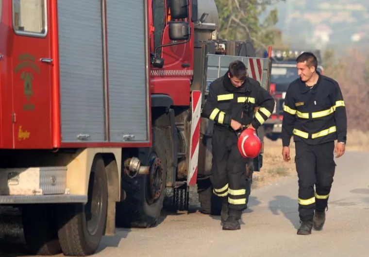 BORBA HRABRIH VATROGASACA: Nakon naporne noći odmaraju se i pripremaju za još jedan dan gašenja požara u Dalmaciji