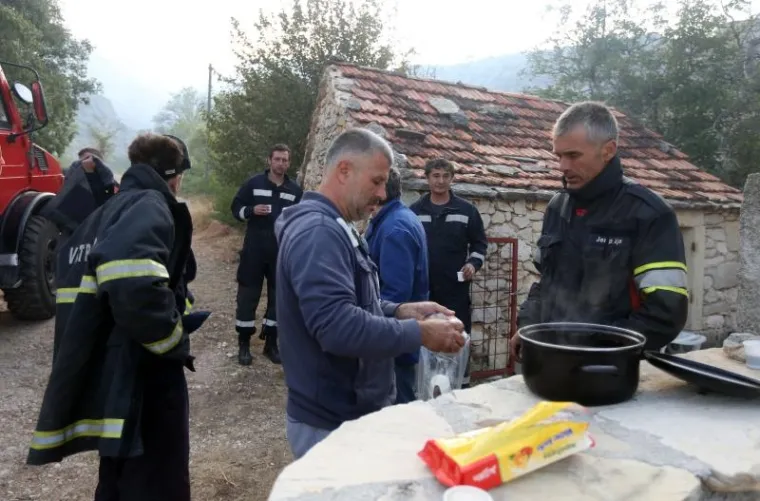 BORBA HRABRIH VATROGASACA: Nakon naporne noći odmaraju se i pripremaju za još jedan dan gašenja požara u Dalmaciji