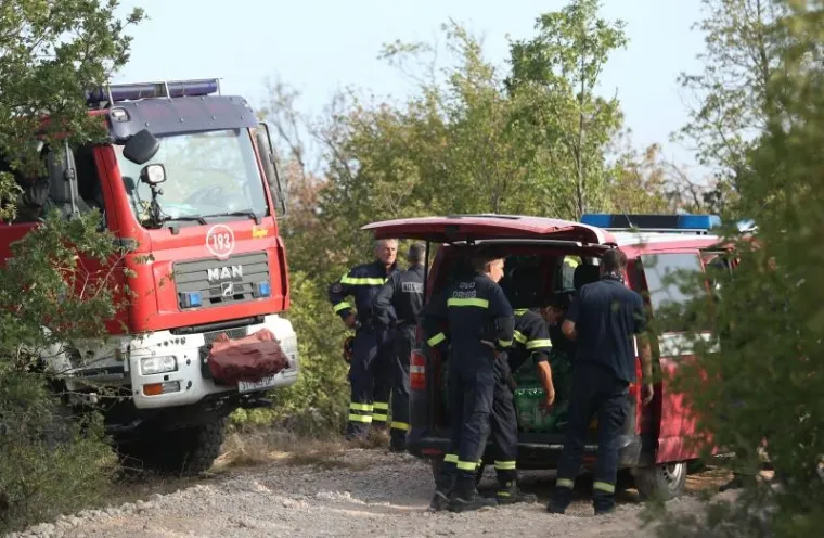 BORBA HRABRIH VATROGASACA: Nakon naporne noći odmaraju se i pripremaju za još jedan dan gašenja požara u Dalmaciji
