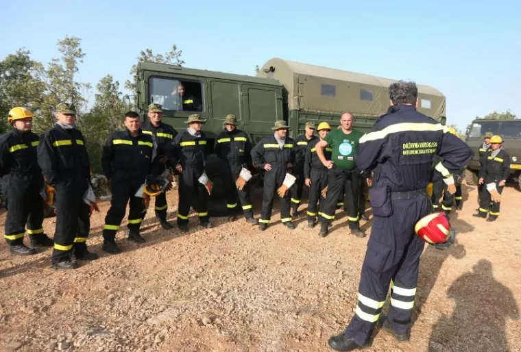 BORBA HRABRIH VATROGASACA: Nakon naporne noći odmaraju se i pripremaju za još jedan dan gašenja požara u Dalmaciji