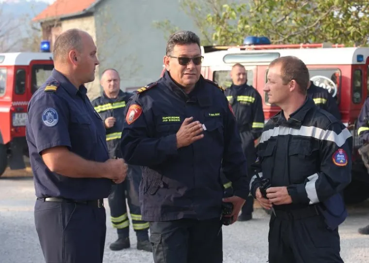 BORBA HRABRIH VATROGASACA: Nakon naporne noći odmaraju se i pripremaju za još jedan dan gašenja požara u Dalmaciji
