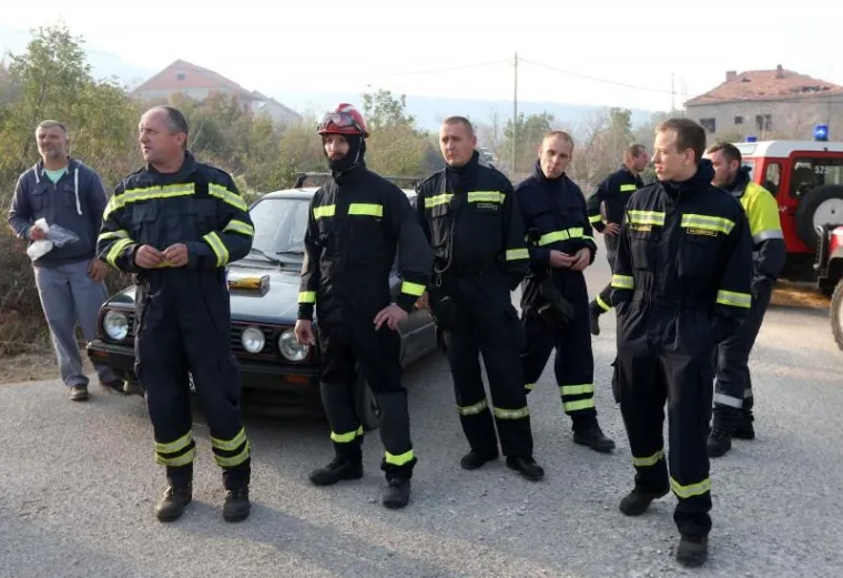 BORBA HRABRIH VATROGASACA: Nakon naporne noći odmaraju se i pripremaju za još jedan dan gašenja požara u Dalmaciji