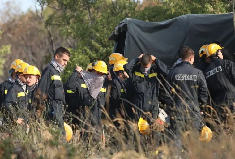 BORBA HRABRIH VATROGASACA: Nakon naporne noći odmaraju se i pripremaju za još jedan dan gašenja požara u Dalmaciji