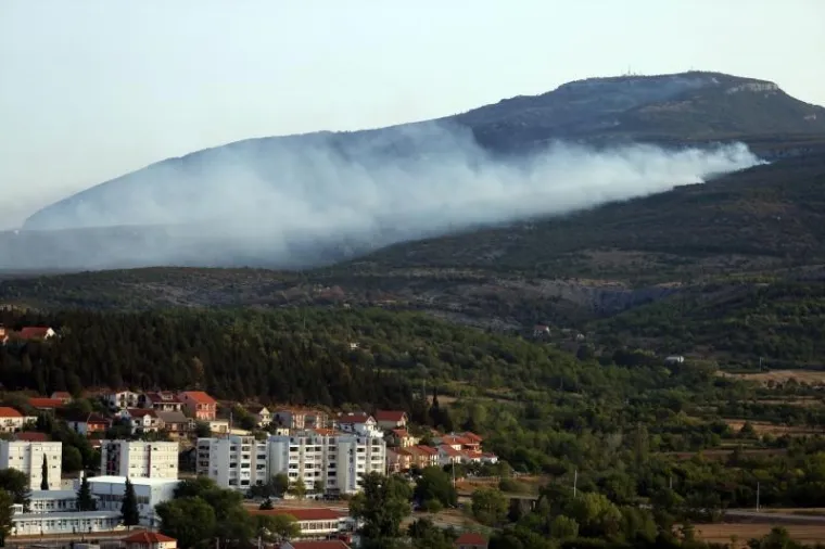 BORBA HRABRIH VATROGASACA: Nakon naporne noći odmaraju se i pripremaju za još jedan dan gašenja požara u Dalmaciji
