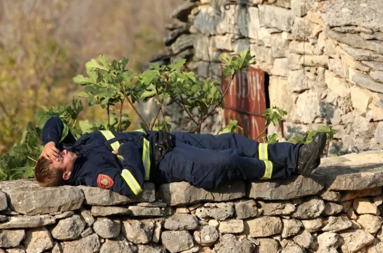 BORBA HRABRIH VATROGASACA: Nakon naporne noći odmaraju se i pripremaju za jo&scaron; jedan dan ga&scaron;enja požara u Dalmaciji
